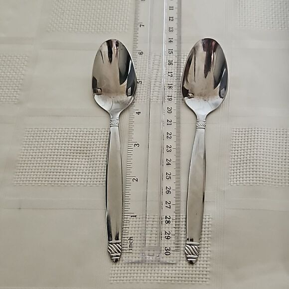 Onieda 8 Pieces Stainless Steel Everyday Flatware Set 18/10 Silver - Picture 7 of 16